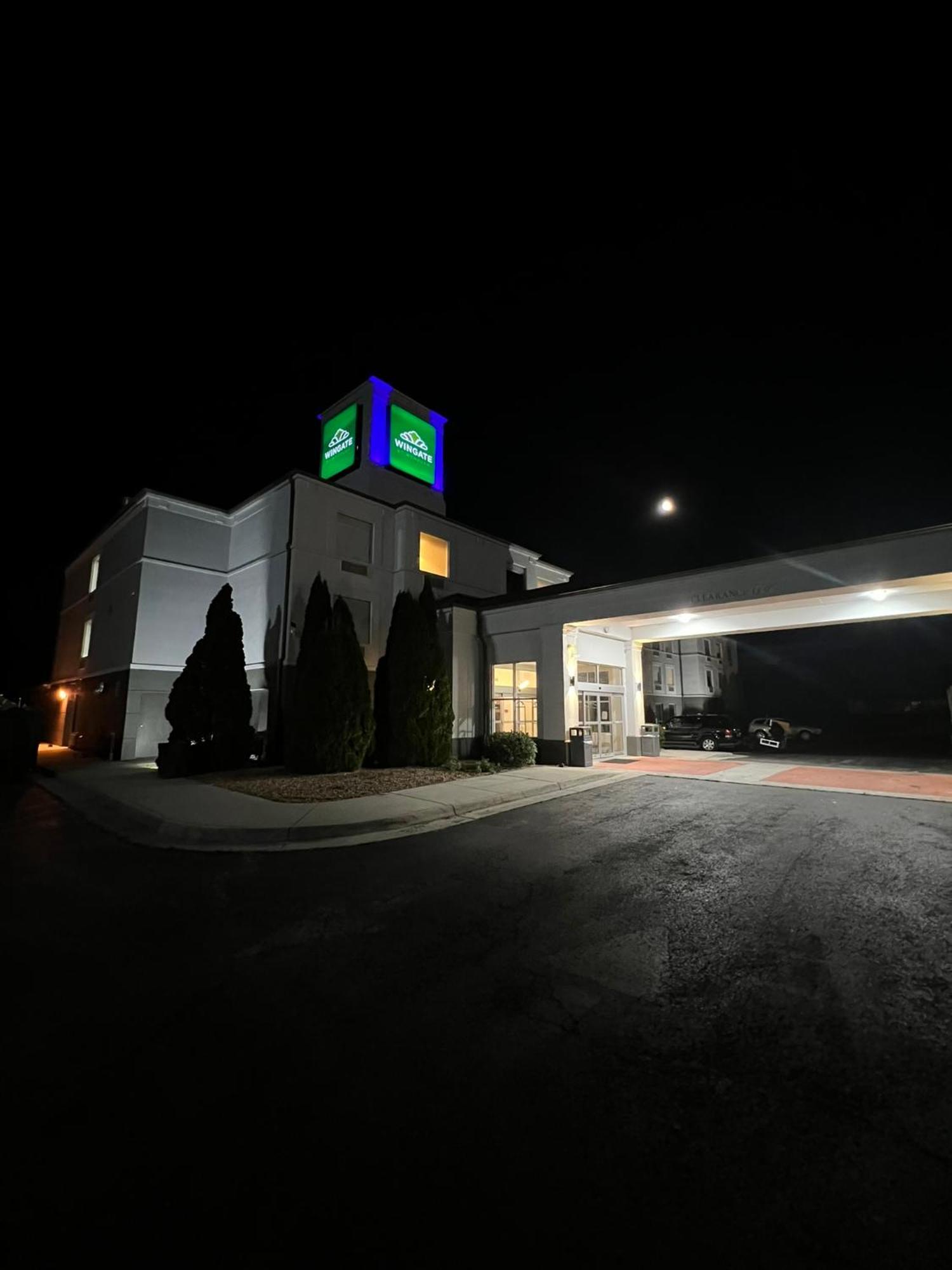 スリープ イン&スイーツ ダブリン ニア クレーター レイク ステート パーク エクステリア 写真